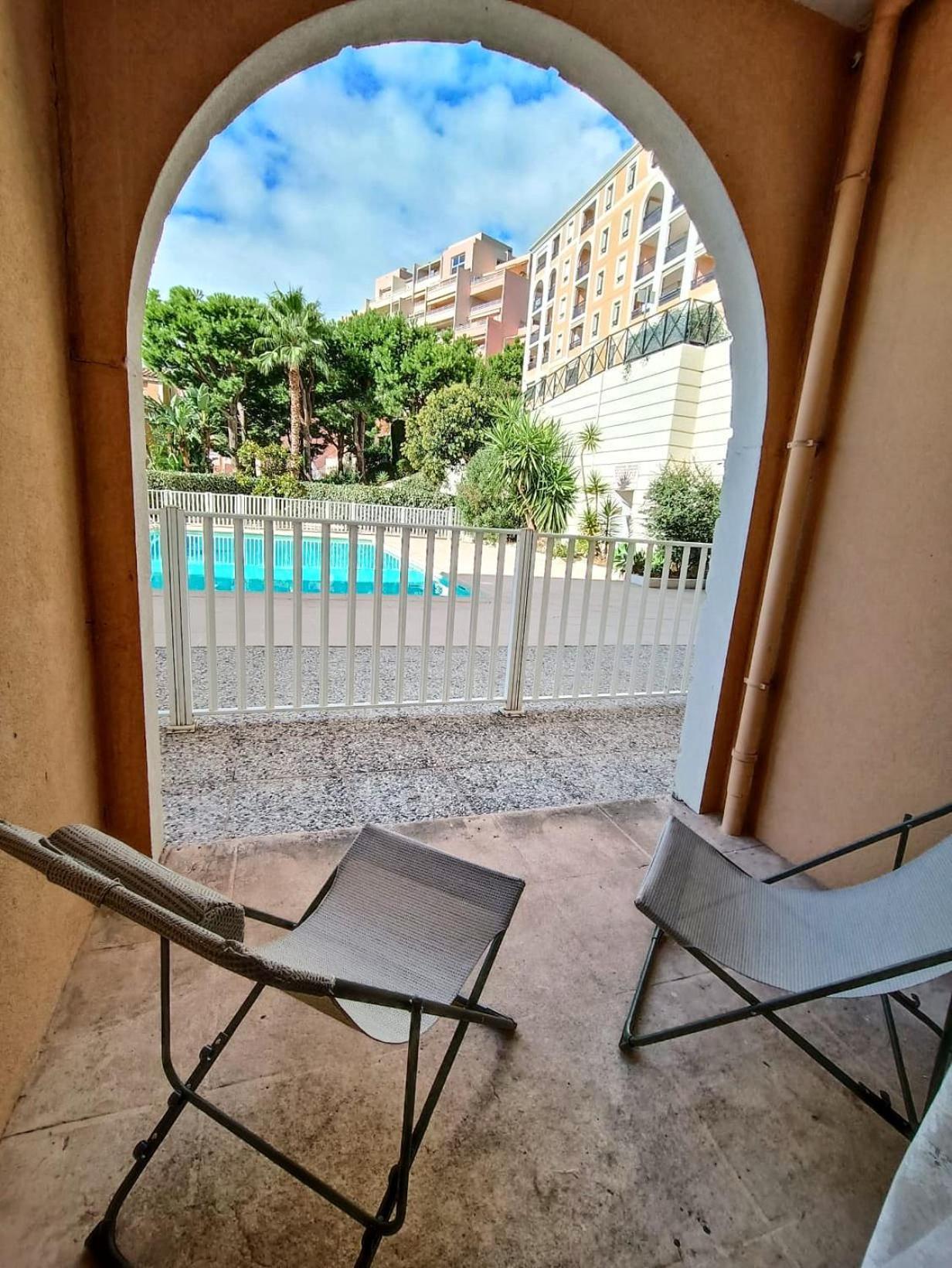 Direct Monaco Studio Devant Piscine بوزولي المظهر الخارجي الصورة